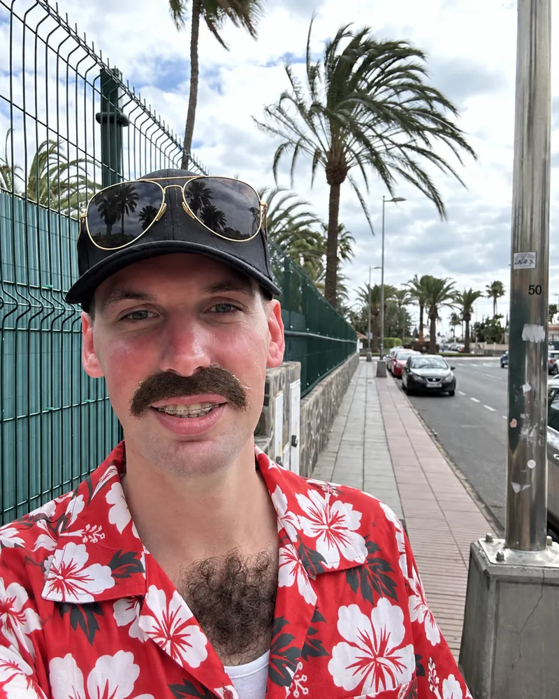Klemens Arro Hawaii särgis, viltu kunstvuntside ja kunstrinnakarvadega
