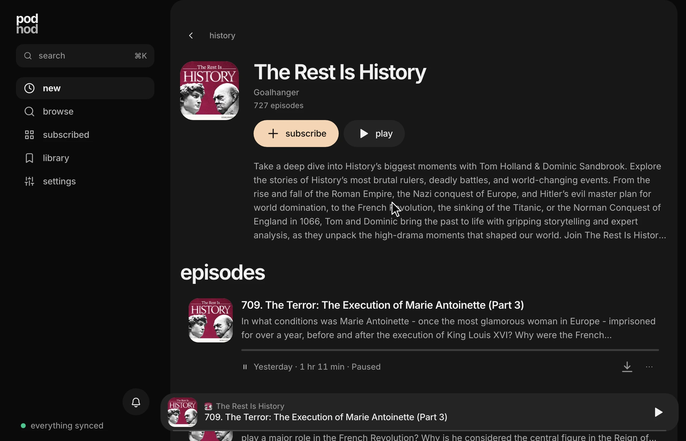 Webappen podnod: der trykkes på afspil i miniafspilleren, og episoderækken begynder at vise »Playing«; miniafspilleren folder sig ud til den fulde afspiller mens coveret vokser på plads, og lukker så igen